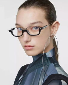 哥哥們，請用眼鏡“殺”我——論眼鏡的魅力與符號學